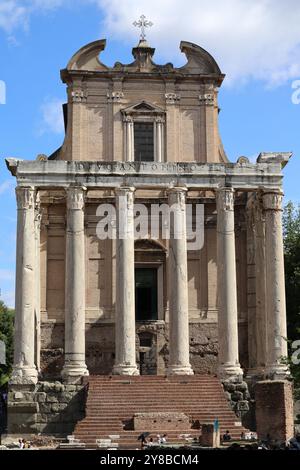 Tempel von Antoninus und Faustina und Chiesa di San Lorenzo degli Speziali in Miranda, Forum Romanum, Rom, Italien Stockfoto