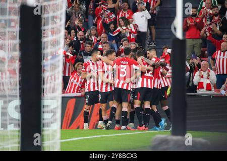 Bilbao, Spanien. Oktober 2024. Die Athletic Club-Spieler feiern das erste Tor beim zweiten Spiel der UEFA Europa League in der Gruppenrunde 2024-25 zwischen Athletic Club und AZ Alkmaar am 03. Oktober 2024 im San Mamés Stadium in Bilbao, Spanien. (Foto: Alberto Brevers/Pacific Press) Credit: Pacific Press Media Production Corp./Alamy Live News Stockfoto