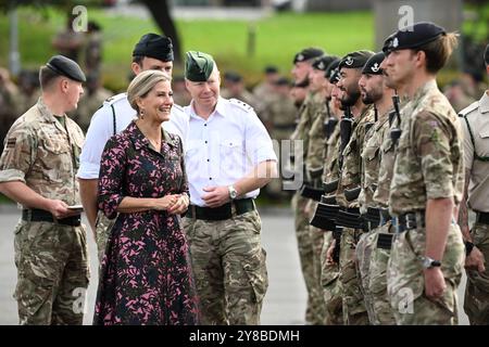 Bulford, Großbritannien. Oktober 2024. Der Royal Colonel, 5th Battalion, The Rifles (5 GEWEHRE), Ihre Königliche Hoheit (HRH) Sophie, die Herzogin von Edinburgh, nimmt an einer Homecoming-Parade für fünf GEWEHRE nach einem sechsmonatigen operativen Einsatz in Estland Teil. Quelle: Finnbarr Webster/Alamy Live News Stockfoto