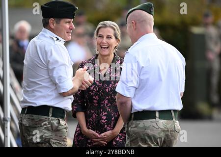 Bulford, Großbritannien. Oktober 2024. Der Royal Colonel, 5th Battalion, The Rifles (5 GEWEHRE), Ihre Königliche Hoheit (HRH) Sophie, die Herzogin von Edinburgh, nimmt an einer Homecoming-Parade für fünf GEWEHRE nach einem sechsmonatigen operativen Einsatz in Estland Teil. Quelle: Finnbarr Webster/Alamy Live News Stockfoto