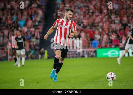 Bilbao, Euskadi, Spanien. Oktober 2024. Bilbao, Spanien, 3. Oktober 2024: Der Athletic Club-Spieler Aitor Paredes (4) mit dem Ball am 2. Tag der UEFA Group Phase Europa League 2024-25 zwischen Athletic Club und Az Alkmaar am 3. Oktober 2024 im San Mamés Stadion in Bilbao, Spanien. (Kreditbild: © Alberto Brevers/Pacific Press via ZUMA Press Wire) NUR REDAKTIONELLE VERWENDUNG! Nicht für kommerzielle ZWECKE! Stockfoto