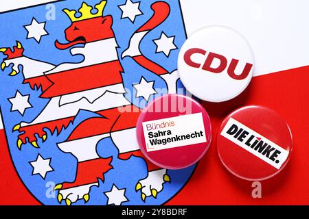 Parteiabzeichen von CDU, Allianz Sahra Wagenknecht und die Linke auf dem Wappen Thüringens, symbolisches Foto von Landtagswahl und Koalitionskonst Stockfoto