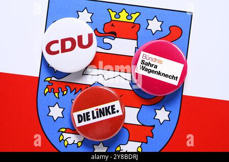 Parteiabzeichen von CDU, Allianz Sahra Wagenknecht und die Linke auf dem Wappen Thüringens, symbolisches Foto von Landtagswahl und Koalitionskonst Stockfoto