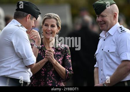 Bulford, Großbritannien. Oktober 2024. Der Royal Colonel, 5th Battalion, The Rifles (5 GEWEHRE), Ihre Königliche Hoheit (HRH) Sophie, die Herzogin von Edinburgh, nimmt an einer Homecoming-Parade für fünf GEWEHRE nach einem sechsmonatigen operativen Einsatz in Estland Teil. Quelle: Finnbarr Webster/Alamy Live News Stockfoto