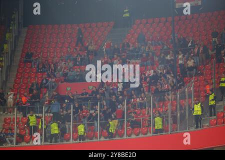 Bilbao, Euskadi, Spanien. Oktober 2024. Bilbao, Spanien, 3. Oktober 2024: AZ Alkmaar Fans beim Spiel der Gruppenrunde 2 der UEFA Europa League 2024 zwischen Athletic Club und AZ Alkmaar am 03. Oktober 2024 im San Mamés Stadium in Bilbao, Spanien. (Kreditbild: © Alberto Brevers/Pacific Press via ZUMA Press Wire) NUR REDAKTIONELLE VERWENDUNG! Nicht für kommerzielle ZWECKE! Stockfoto