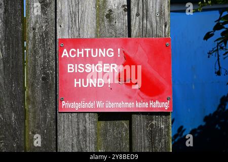 Rotes Warnschild mit der Aufschrift Achtung bissiger Hund in Rothenburgsort, Hamburg, Deutschland, Rotes Warnschild mit Aufschrift Achtung bissiger Hund Stockfoto