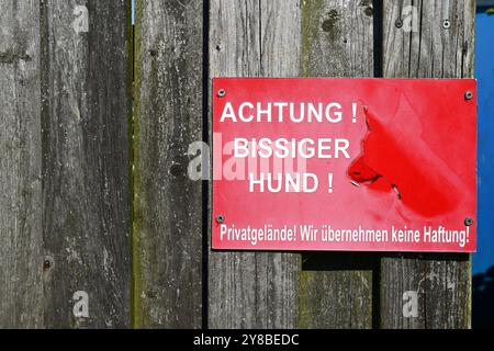 Rotes Warnschild mit der Aufschrift Achtung bissiger Hund in Rothenburgsort, Hamburg, Deutschland, Rotes Warnschild mit Aufschrift Achtung bissiger Hund Stockfoto