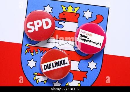 Parteiabzeichen von SPD, BSW und die Linke auf dem Wappen Thüringens, symbolisches Foto für die Option einer rot-rot-roten Minderheitsregierung in Thuring Stockfoto