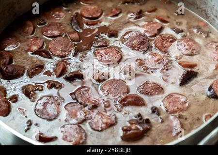 Klassische brasilianische Feijoada mit traditionellen Zutaten Stockfoto