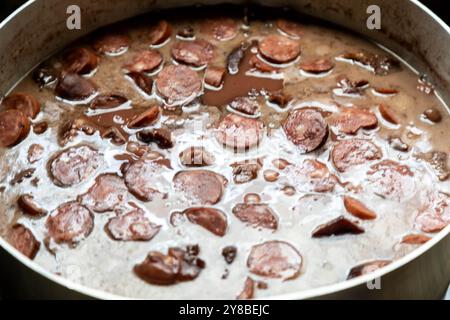 Klassische brasilianische Feijoada mit traditionellen Zutaten Stockfoto