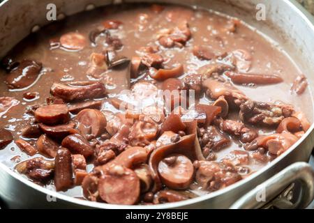 Klassische brasilianische Feijoada mit traditionellen Zutaten Stockfoto