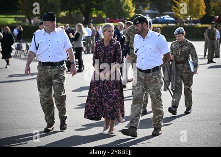 Bulford, Großbritannien. Oktober 2024. Der Royal Colonel, 5th Battalion, The Rifles (5 GEWEHRE), Ihre Königliche Hoheit (HRH) Sophie, die Herzogin von Edinburgh, nimmt an einer Homecoming-Parade für fünf GEWEHRE nach einem sechsmonatigen operativen Einsatz in Estland Teil. Quelle: Finnbarr Webster/Alamy Live News Stockfoto