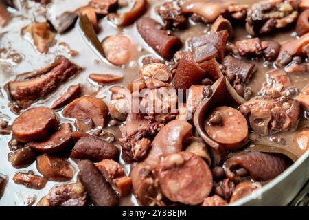 Klassische brasilianische Feijoada mit traditionellen Zutaten Stockfoto