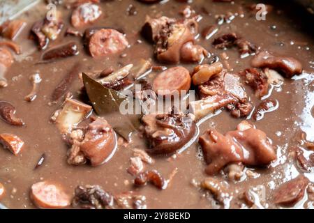 Klassische brasilianische Feijoada mit traditionellen Zutaten Stockfoto