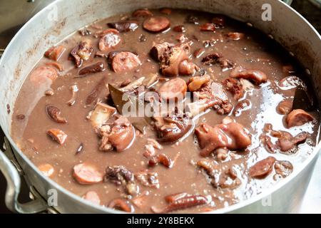 Klassische brasilianische Feijoada mit traditionellen Zutaten Stockfoto