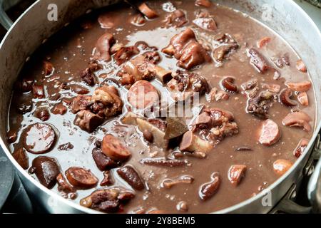 Klassische brasilianische Feijoada mit traditionellen Zutaten Stockfoto