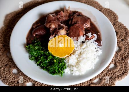 Klassische brasilianische Feijoada mit traditionellen Zutaten Stockfoto