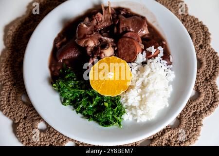 Klassische brasilianische Feijoada mit traditionellen Zutaten Stockfoto