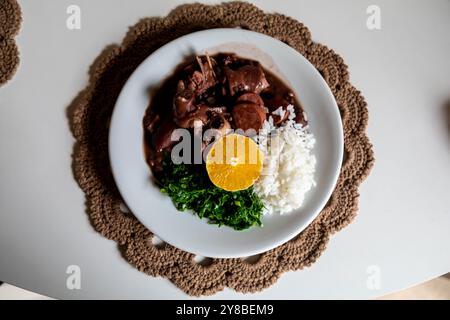 Klassische brasilianische Feijoada mit traditionellen Zutaten Stockfoto