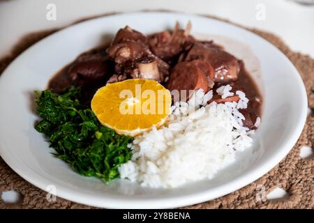 Klassische brasilianische Feijoada mit traditionellen Zutaten Stockfoto