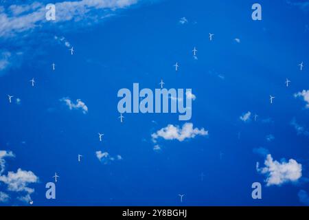 Zandvoort, Niederlande. September 2024. Aus der Vogelperspektive des Offshore-Windparks „Luchterduinen“, der über die Nordsee in der Nähe der Städte Zandvoort und Noordwijk aufgenommen wurde. Zandvoort, 28. September 2024. Quelle: dpa/Alamy Live News Stockfoto
