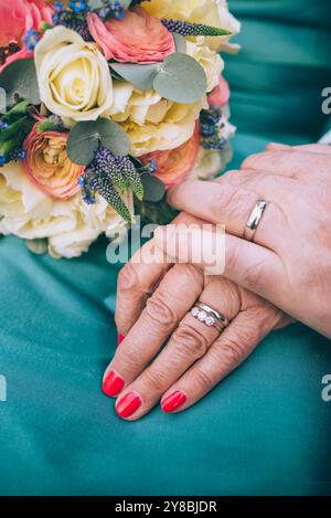 Ältere Braut und Bräutigam halten Hand mit Eheringen Stockfoto