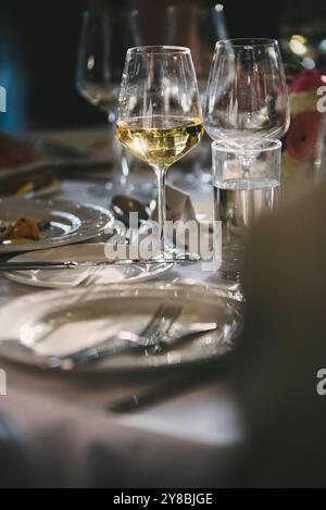 Weißes Schreien in Glas, beleuchtet auf dem Tisch für den Hochzeitsempfang Stockfoto