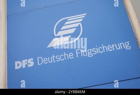 München, Deutschland. Oktober 2024. Ein Schild mit der Aufschrift "DFS - Deutsche Flugsicherung" hängt am Eingang zum Turm am Flughafen München. Ein technischer Fehler bei der deutschen Flugsicherung führte am Freitag zu Verzögerungen und Störungen im deutschen Luftraum. Quelle: Peter Kneffel/dpa/Alamy Live News Stockfoto