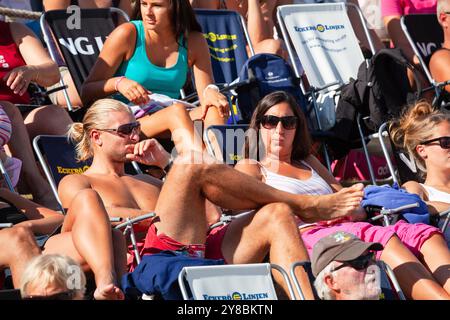 FANS IN LIEGESTÜHLEN, BEACHVOLLEYBALL, MARIEHAMN, 2011: An einem ungewöhnlich heißen Ostsee-Sommertag im August 2011 bei den PAF Open in Mariehamn, Åland, Finnland, beobachten die Menschen die Beachvolleyball-Action in entspannenden Liegestühlen auf den Außenplätzen in Sommerkleidung oder Strandbekleidung. Foto: Rob Watkins. INFO: Das PAF Open Beach Volleyballturnier fand zwischen 2009-2013 in Mariehamn, Åland, Finnland statt. Es zog die besten internationalen Teams und Spieler als Rangliste der offiziellen FIVB World Tour an und zeigte hochkarätigen Beachvolleyball. Stockfoto