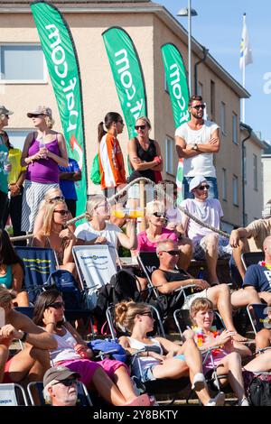 FANS IN LIEGESTÜHLEN, BEACHVOLLEYBALL, MARIEHAMN, 2011: An einem ungewöhnlich heißen Ostsee-Sommertag im August 2011 bei den PAF Open in Mariehamn, Åland, Finnland, beobachten die Menschen die Beachvolleyball-Action in entspannenden Liegestühlen auf den Außenplätzen in Sommerkleidung oder Strandbekleidung. Foto: Rob Watkins. INFO: Das PAF Open Beach Volleyballturnier fand zwischen 2009-2013 in Mariehamn, Åland, Finnland statt. Es zog die besten internationalen Teams und Spieler als Rangliste der offiziellen FIVB World Tour an und zeigte hochkarätigen Beachvolleyball. Stockfoto