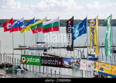 FLAGS, BEACHVOLLEYBALL, MARIEHAMN, 2011: Die Flaggen der konkurrierenden Nationen im August 2011 bei den PAF Open in Mariehamn, Åland, Finnland. Foto: Rob Watkins. INFO: Das PAF Open Beach Volleyballturnier fand zwischen 2009-2013 in Mariehamn, Åland, Finnland statt. Es zog die besten internationalen Teams und Spieler als Rangliste der offiziellen FIVB World Tour an und zeigte hochkarätigen Beachvolleyball. Stockfoto