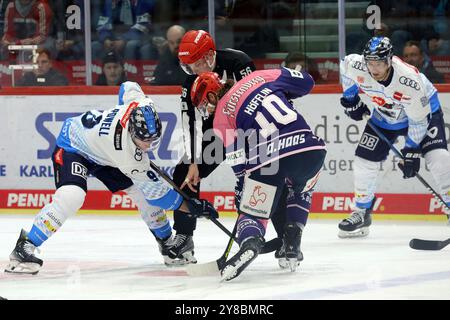 Villingen Schwenningen, Deutschland. Oktober 2024. Schon beim Bully war um jeden Zentimeter gekämpft, wie hier Myles Powell (ERC Ingolstadt) und Mirko Höfflin (SERC Wild Wings) beim Spiel der DEL 24-25, 5. Sptg.: Schwenninger Wild Wings vs ERC Ingolstadt Credit: dpa/Alamy Live News Stockfoto