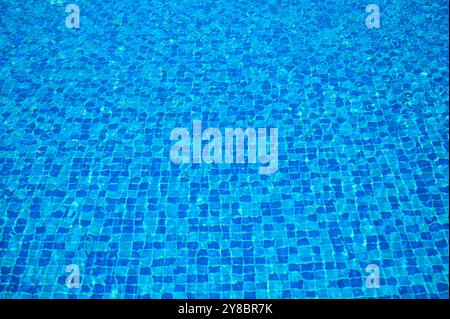 Abstrakte Betrachtung der Grundkaustik von Schwimmbädern mit Rippeln und Strömen auf der Wasseroberfläche. Stockfoto