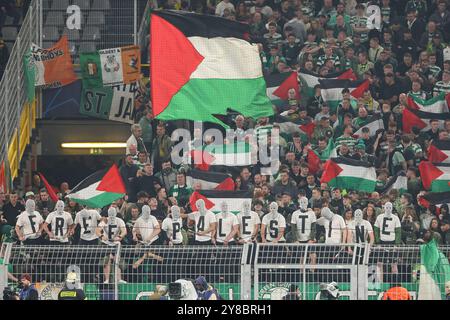 UEFA Champions League - Borussia Dortmund - Celtic Glasgow am 01.10.2024 im Signal Iduna Park in Dortmund die Celtic Glasgow Fans zeigen im Gästeblock Free Palestine Shirts und Fahnen Foto: Osnapix Stockfoto