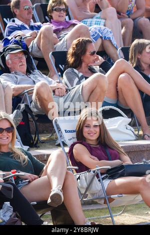 FANS IN LIEGESTÜHLEN, BEACHVOLLEYBALL, MARIEHAMN, 2011: An einem ungewöhnlich heißen Ostsee-Sommertag im August 2011 bei den PAF Open in Mariehamn, Åland, Finnland, beobachten die Menschen die Beachvolleyball-Action in entspannenden Liegestühlen auf den Außenplätzen in Sommerkleidung oder Strandbekleidung. Foto: Rob Watkins. INFO: Das PAF Open Beach Volleyballturnier fand zwischen 2009-2013 in Mariehamn, Åland, Finnland statt. Es zog die besten internationalen Teams und Spieler als Rangliste der offiziellen FIVB World Tour an und zeigte hochkarätigen Beachvolleyball. Stockfoto