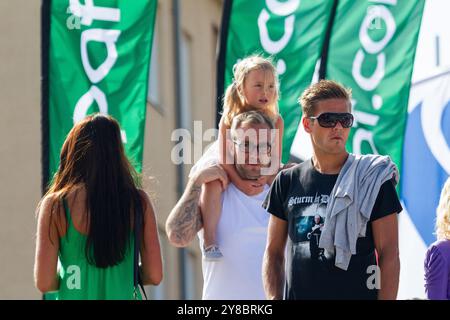 FANS BEOBACHTEN DIE ACTION AUF EINEM Äußeren PLATZ, BEACHVOLLEYBALL, MARIEHAMN, 2011: Die Leute beobachten die Beachvolleyball-Action auf den äußeren Plätzen in stylischer Sommerkleidung am heißen Ostsee-Sommertag im August 2011 bei den PAF Open in Mariehamn, Åland, Finnland. Foto: Rob Watkins. INFO: Das PAF Open Beach Volleyballturnier fand zwischen 2009-2013 in Mariehamn, Åland, Finnland statt. Es zog die besten internationalen Teams und Spieler als Rangliste der offiziellen FIVB World Tour an und zeigte hochkarätigen Beachvolleyball. Stockfoto