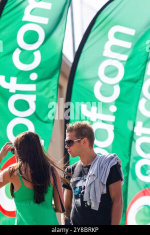 FANS BEOBACHTEN DIE ACTION AUF EINEM Äußeren PLATZ, BEACHVOLLEYBALL, MARIEHAMN, 2011: Die Leute beobachten die Beachvolleyball-Action auf den äußeren Plätzen in stylischer Sommerkleidung am heißen Ostsee-Sommertag im August 2011 bei den PAF Open in Mariehamn, Åland, Finnland. Foto: Rob Watkins. INFO: Das PAF Open Beach Volleyballturnier fand zwischen 2009-2013 in Mariehamn, Åland, Finnland statt. Es zog die besten internationalen Teams und Spieler als Rangliste der offiziellen FIVB World Tour an und zeigte hochkarätigen Beachvolleyball. Stockfoto