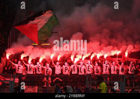 Dortmund, Deutschland. Oktober 2024. UEFA Champions League - Borussia Dortmund - Celtic Glasgow am 01.10.2024 im Signal Iduna Park in Dortmund die Celtic Glasgow Fans zünden im Gästeblock Pyrotechnik und zeigen Free Palestine Shirts und Fahnen Foto: Osnapix Credit: dpa/Alamy Live News Stockfoto