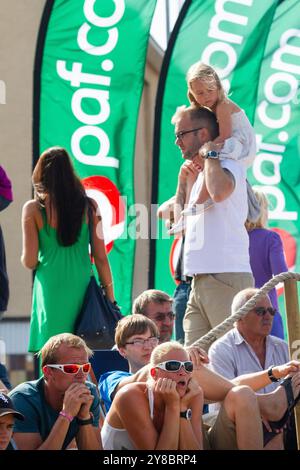 FANS BEOBACHTEN DIE ACTION AUF EINEM Äußeren PLATZ, BEACHVOLLEYBALL, MARIEHAMN, 2011: Die Leute beobachten die Beachvolleyball-Action auf den äußeren Plätzen in stylischer Sommerkleidung am heißen Ostsee-Sommertag im August 2011 bei den PAF Open in Mariehamn, Åland, Finnland. Foto: Rob Watkins. INFO: Das PAF Open Beach Volleyballturnier fand zwischen 2009-2013 in Mariehamn, Åland, Finnland statt. Es zog die besten internationalen Teams und Spieler als Rangliste der offiziellen FIVB World Tour an und zeigte hochkarätigen Beachvolleyball. Stockfoto