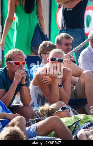 FANS BEOBACHTEN DIE ACTION AUF EINEM Äußeren PLATZ, BEACHVOLLEYBALL, MARIEHAMN, 2011: Die Leute beobachten die Beachvolleyball-Action auf den äußeren Plätzen in stylischer Sommerkleidung am heißen Ostsee-Sommertag im August 2011 bei den PAF Open in Mariehamn, Åland, Finnland. Foto: Rob Watkins. INFO: Das PAF Open Beach Volleyballturnier fand zwischen 2009-2013 in Mariehamn, Åland, Finnland statt. Es zog die besten internationalen Teams und Spieler als Rangliste der offiziellen FIVB World Tour an und zeigte hochkarätigen Beachvolleyball. Stockfoto