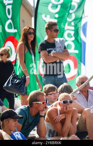 FANS BEOBACHTEN DIE ACTION AUF EINEM Äußeren PLATZ, BEACHVOLLEYBALL, MARIEHAMN, 2011: Die Leute beobachten die Beachvolleyball-Action auf den äußeren Plätzen in stylischer Sommerkleidung am heißen Ostsee-Sommertag im August 2011 bei den PAF Open in Mariehamn, Åland, Finnland. Foto: Rob Watkins. INFO: Das PAF Open Beach Volleyballturnier fand zwischen 2009-2013 in Mariehamn, Åland, Finnland statt. Es zog die besten internationalen Teams und Spieler als Rangliste der offiziellen FIVB World Tour an und zeigte hochkarätigen Beachvolleyball. Stockfoto