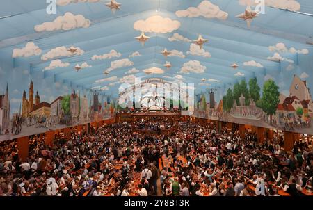 München, Deutschland, 01. Oktober 2024: Fussball, Herren, 3.Liga, Saison 2024/2025, TSV 1860 München, Wiesn, Wiesnbesuch, Oktoberfest, Hacker Festzelt hier der Blick in das Hacker Festzelt, Wiesnschiff, voll, Gäste, Himmel der Bayern Stockfoto