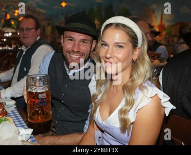 München, Deutschland, 01. Oktober 2024: Fussball, Herren, 3.Liga, Saison 2024/2025, TSV 1860 München, Wiesn, Wiesnbesuch, Oktoberfest, Hacker Festzelt Patrick Hobsch (TSV 1860 München) (li.) mit einer Mass Bier in der Hand, hier in Begleitung Stockfoto