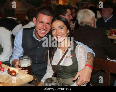 München, Deutschland, 01. Oktober 2024: Fussball, Herren, 3.Liga, Saison 2024/2025, TSV 1860 München, Wiesn, Wiesnbesuch, Oktoberfest, Hacker Festzelt Max Reinthaler (TSV 1860 München) (li.) in Tracht mit einer Mass Bier in der Hand, hier mit seiner Begleitung Stockfoto