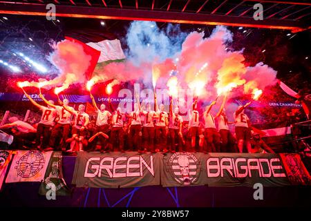 Dortmund, Deutschland. Oktober 2024. 01.10.2024, Borussia Dortmund gegen Celtic Glasgow, UEFA Champions League, 2. Spieltag Celtic-Fans rufen „Free, free Palestine und zünden Pyrotechnik. Quelle: dpa/Alamy Live News Stockfoto