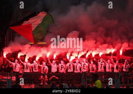 Dortmund, Deutschland. Oktober 2024. UEFA Champions League - Borussia Dortmund - Celtic Glasgow am 01.10.2024 im Signal Iduna Park in Dortmund die Celtic Glasgow Fans zünden im Gästeblock Pyrotechnik und zeigen Free Palestine Shirts und Fahnen Foto: Osnapix Credit: dpa/Alamy Live News Stockfoto