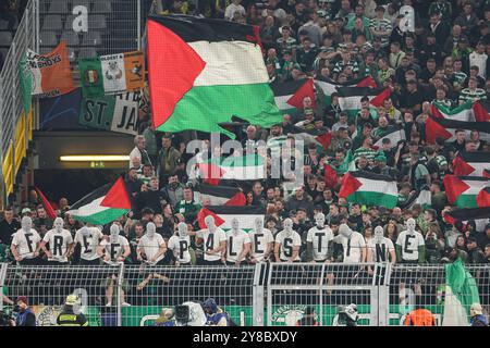 Dortmund, Deutschland. Oktober 2024. UEFA Champions League - Borussia Dortmund - Celtic Glasgow am 01.10.2024 im Signal Iduna Park in Dortmund die Celtic Glasgow Fans zeigen im Gästeblock kostenlose Palestine Shirts und Fahnen Foto: Osnapix Credit: dpa/Alamy Live News Stockfoto