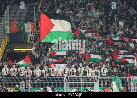 UEFA Champions League - Borussia Dortmund - Celtic Glasgow am 01.10.2024 im Signal Iduna Park in Dortmund die Celtic Glasgow Fans zeigen im Gästeblock Free Palestine Shirts und Fahnen Foto: Osnapix Stockfoto