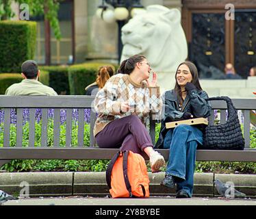 Glasgow, Schottland, Großbritannien. Oktober 2024. Wetter in Großbritannien: Sonnig, wie Einheimische und Touristen auf die Straßen im Zentrum der Stadt gingen. Credit Gerard Ferry/Alamy Live News Stockfoto