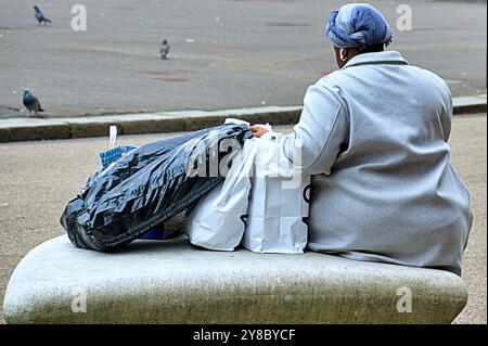 Glasgow, Schottland, Großbritannien. Oktober 2024. Wetter in Großbritannien: Sonnig, wie Einheimische und Touristen auf die Straßen im Zentrum der Stadt gingen. Credit Gerard Ferry/Alamy Live News Stockfoto